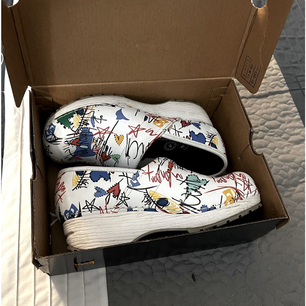 Size 7 Sketchers Women’s slip resistant work clogs